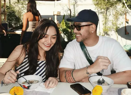 Pasangan selebritas Siti Badriah dan Krisjiana Baharuddin tengah menjadi perbincangan hangat usai muncul isu perselingkuhan yang beredar di media sosial. (Sumber: Instagram/@sitibadriah)