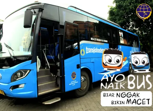 Bus Transjabodetabek melayani perjalanan menuju Bandara Soekarno-Hatta dari kawasan Jakarta. Tarif rute Blok M–Bandara ditetapkan Rp15.000 mulai 1 September 2026. (Sumber: Dinas Perhubungan Bekasi)