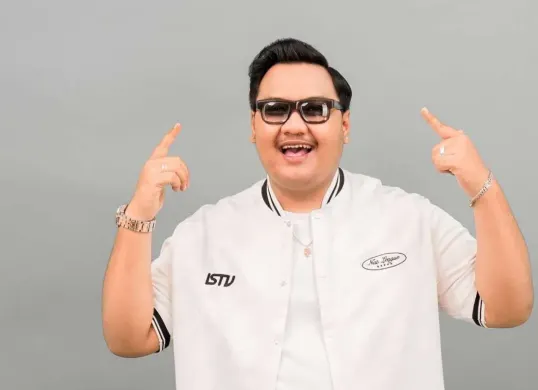 Ndarboy Genk tampil di AXEAN Festival 2026 di Bali. Lagu Kicau Mania miliknya ikut viral di luar negeri setelah bagian refrainnya disalahdengar sebagai “Getcho Money Up”. (Sumber: Instagram)