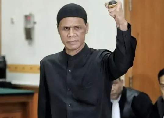 Hercules menggunakan tangan prostetik dan bola mata buatan setelah mengalami sejumlah cedera dalam perjalanan hidupnya. (Sumber: Instagram/@kureta.id)