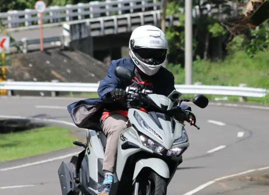 Ilustrasi - Tips berkendara naik motor saat cuaca panas yang perlu diperhatikan oleh para pengendara. (Sumber: Pexels/Tiwi Riders)