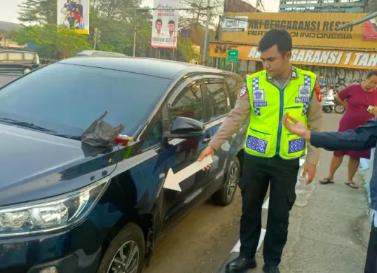 Petugas Laka Lantas Polres Metro Depok melakukan olah TKP. (Sumber: Laka Lantas Depok)
