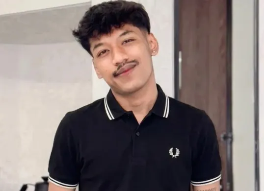 Koko Seto Bayu Aji atau yang dikenal sebagai Seto Bayu Aji viral usai dirinya disiram air oleh sejumlah penonton saat acara karnaval di Desa Moyoketen, Kecamatan Boyolangu, Kabupaten Tulungagung, Jawa Timur. (Sumber: Instagram/@setobayu_id)