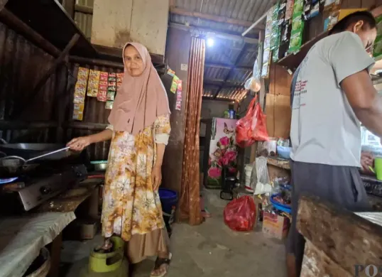 Ibu Narsiti warga Pancoran Mas setiap hari menggunakan tabung gas ukuran 3 Kg buat dagang nasi uduk. (Sumber: Pos Kota/ Angga)