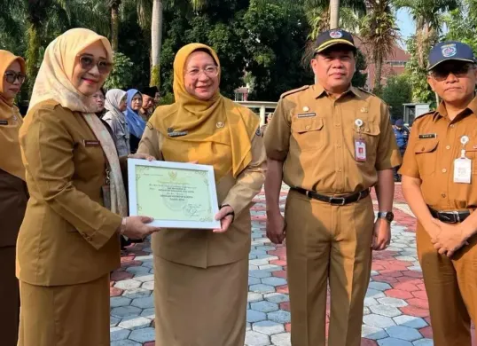 Penyerahan penghargaan Sekolah Adiwiyata kepada perwakilan sekolah terpilih di Halaman Balai Kota Depok, Senin, 31 Agustus 2026. (Sumber: Dok. Diskominfo Depok)