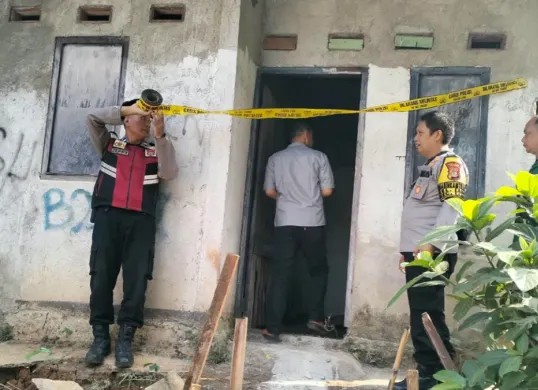 Polisi cek tkp dan memasang garis polisi di sebuah rumah kosong daerah Limo, Depok, Senin, 31 Agustus 2026. (Sumber: Polsek Cinere)