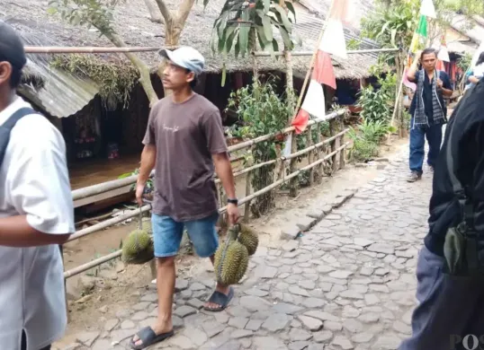 Para wisatawan saat berburu durian di kawasan Baduy Dalam di Kabupaten Lebak. (Sumber: Pos Kota/ Samsul Fatoni)