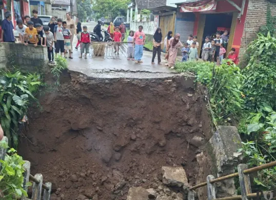 Puluhan warga Sinarjaya, Mandalawangi, Pandeglang, saat melihat kondisi jembatan ambruk (Sumber: Poskota/ Samsul Fatoni)