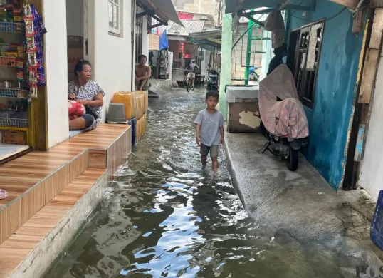 Kondisi rumah warga di RT 01 RW 17 Kelurahan Penjaringan, Kecamatan Penjaringan, Jakarta Utara, yang tergenang pada Minggu, 1 Februari 2026. (Sumber: Poskota/Pandi Ramedhan)