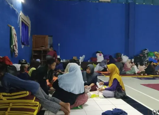 Pengungsi di ruangan Gor Desa Pasirlangu mulai meninggalkan pengungsian. (Sumber: Poskota/Gatot Poedji Utomo)