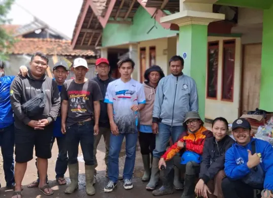 Viking Sukajadi salurkan bantuan untuk korban bencana longsor Desa Pasirlangu, Kecamatan Cisarua, Bandung Barat. (Sumber: Poskota/Gatot Poedji Utomo)