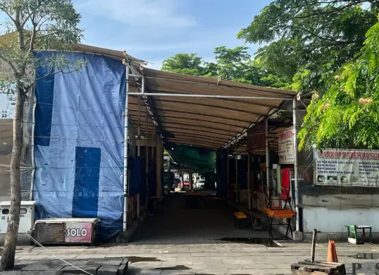 Suasana di Lokbin Kota Intan, terlihat tidak ada pedagang yang berjualan karena lokasi dipakai syuting film yang dibintangi Lisa Blackpink, Minggu, 1 Februari 2026. (Sumber: Poskota/Pandi Ramedhan)