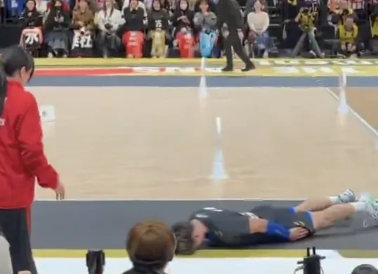 Bintang voli Jepang Yuji Nishida melakukan dogeza sebagai bentuk permintaan maaf setelah servisnya mengenai seorang staf lapangan di SV League All-Star Game 2026. (Sumber: X/@harulovesvolley)