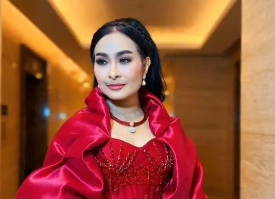 Potret Iis Dahlia yang menegaskan dirinya tidak ingin ikut campur dalam konflik Denada dan Ressa Rizky Rossano. Ia meminta publik berhenti berspekulasi dan menghormati urusan pribadi keluarga. (Sumber: Instagram/@isdadahlia)