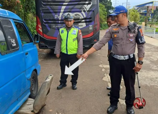 Petugas laka lantas Polres Metro Depok melakukan olah TKP.(Sumber: Polres Metro Depok)