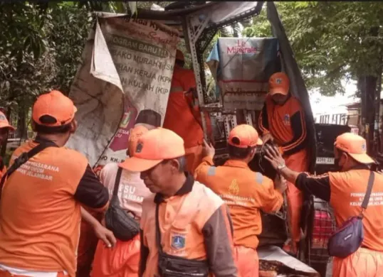 Petugas Satpol PP menertibkan penjual bensin eceran di Taman Hadiah Utama 1 RT 11/RW 10, Kelurahan Jelambar, Kecamatan Grogol Petamburan, Jakarta Barat, Senin, 2 Februari 2026. (Sumber: Dok. Istimewa)