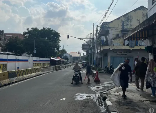 Penutupan Jalan Cengkeh di kawasan Kota Tua, Pinangsia, Tamansari, Jakarta Barat, karena ada syuting film yang dibintangi Lisa Blackpink. (Sumber: Poskota/Pandi Ramedhan)