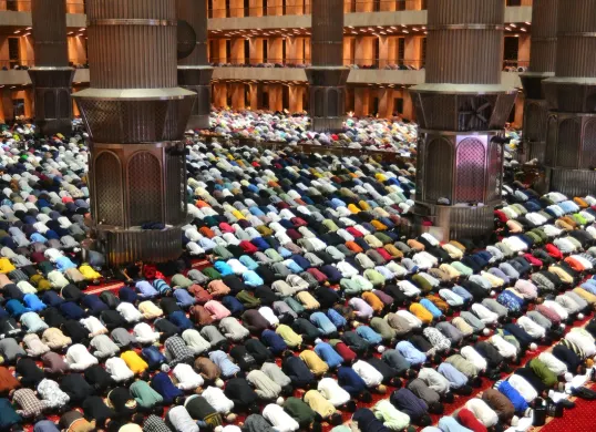 Ilustrasi Umat Islam melaksanakan ibadah Ramadhan di masjid pada malam pertama tarawih. (Sumber: Unsplash/Iqro Rinaldi)