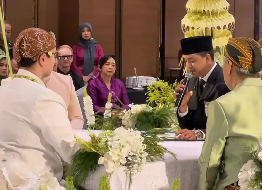 Tangkapan layar Penghulu Muhammad Zidni, Ilmi saat memimpin akad nikah pasangan beda kewarganegaraan, yakni Anggita, warga negara Indonesia (WNI), dengan seorang pria berkewarganegaraan Jerman. (Sumber: Instagram/@mzilmi)