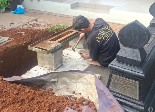 Persiapan pemakaman Eyang Meri Hoegeng yang direncanakan besok Rabu, 4 Februari 2026. (Sumber: Poskota/ Angga Pahlevi)