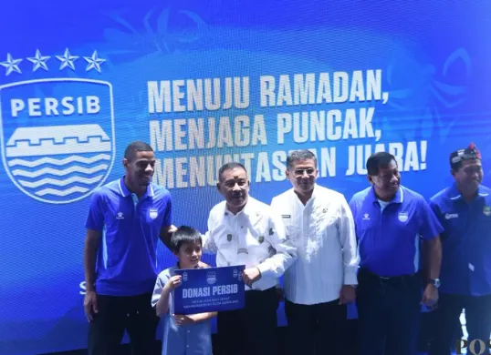 Kebersamaan Persib dengan Bobotoh dalam acara menyambut Ramadan, di Stadion Gelora Bandung Lautan Api, Rabu 3 Februari 2026. (Sumber: Poskota/Gatot Poedji Utomo)