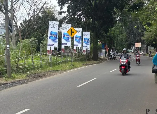 Spanduk iklan di kawasan perkotaan Cibinong, Kabupaten Bogor, Selasa, 3 Februari 2026. (Sumber: Poskota/Giffar Rivana)
