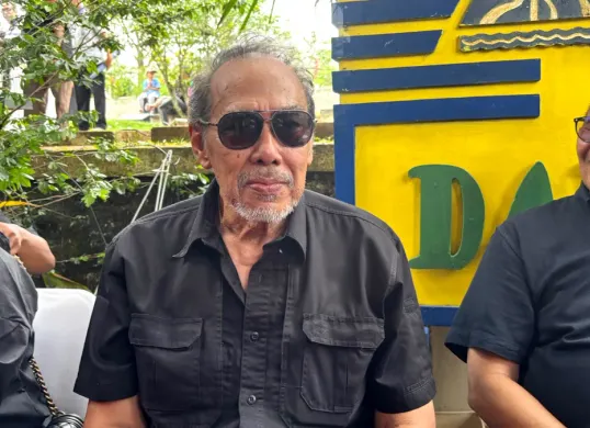 Putra kedua Jenderal Hoegeng Iman Santoso dentan Meri Hoegeng, Aditya Soetanto Hoegeng saat memberikan keterangan pers sosok ibundanya usai pemakaman di wilayah Bogor. (Sumber: Poskota/Giffar Rivana)