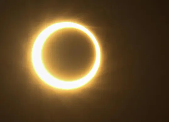 Ilustrasi - Gerhana Matahari Total yang disebut ring of fire akan menghiasi langit pada 17 Februari 2026. (Sumber: Pexels/Thiago Japyassu)