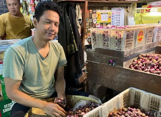 Arif, pedagang bawang di Pasar Senen, Jakarta Pusat, Rabu 4 Februari 2026. (Sumber: Poskota/M Tegar Jihad)