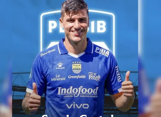 Potret Sergio Castel menggunakan jersey Persib Bandung. (Sumber: Instagram/@gosball)