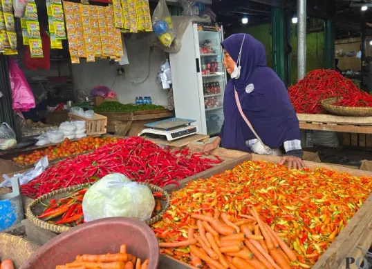 Pedagang sayur di Pasar Cikupa, Kecamatan Cikupa, Kabupaten Tangerang, Kamis, 5 Februari 2026. (Sumber: Poskota/Veronica Prasetio)