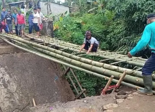 Pembangunan jembatan sementara di Desa Sinarjaya, Kecamatan Mandalawangi, Kabupaten Pandeglang.l (Sumber: Dok. Warga)