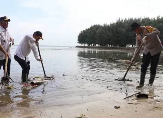 Kegiatan bersih-bersih di Pulau Tidung Kecil, Kepulauan Seribu, Rabu, 4 Februari 2026. (Sumber: Dok. Istimewa)