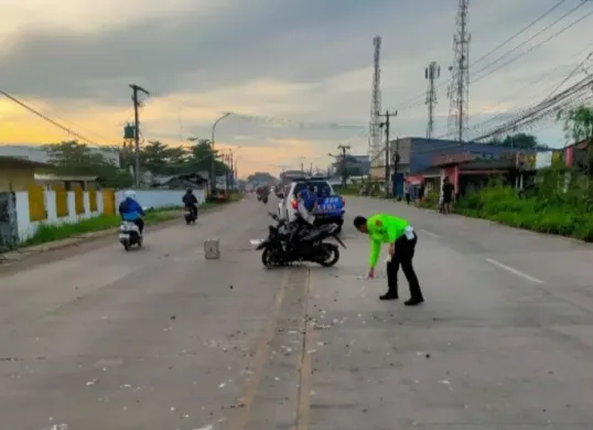 Petugas Unit Gakkum Satlantas Polres Serang melakukan oleh TKP lakalantas yang menewaskan pengendara Vario. (Sumber: Dok. Unit Gakkum Satlantas Polres Serang)