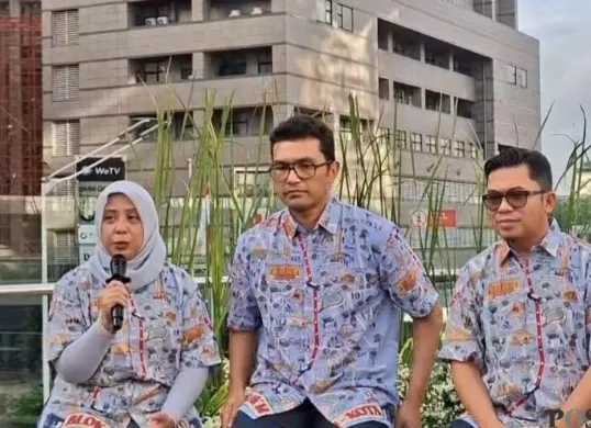 Direktur Keuangan, SDM, dan Umum Transjakarta, Mayang saat konpers, Kamis 5 Februari 2026. (Sumber: Poskota/Pandi Ramedhan)