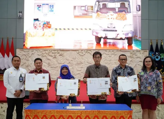 Hino menyerahkan satu unit kendaraan Hino 300 dan komponen utama Mesin 5C kepada Poltrada Bali. (Sumber: Dok. Hino)