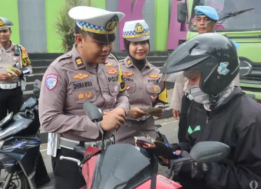 Anggota Satlantas Polresta Tangerang saat melaksanakan Operasi Keselamatan Maung 2026. (Sumber: Poskota/Veronica Prasetio)