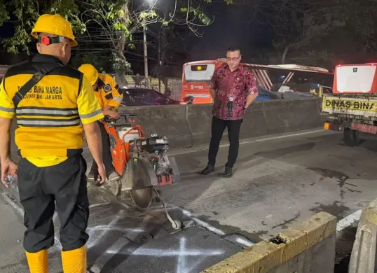 Anggota DPRD DKI Jakarta, Hardiyanto Kenneth sidak jalan rusak di jalan layang Pesing, Grogol Petamburan, Jakarta Barat, Kamis, 5 Februari 2026 malam. (Sumber: Istimewa)