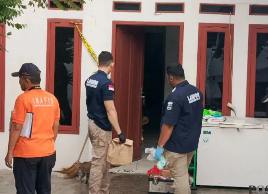 Tim Labfor Polri melakukan penyisiran rumah kontrakan tempat penemuan satu keluarga dalam kondisi tidak bernyawa di Warakas, Tanjung Priok, Jakarta Utara, Jumat, 2 Desember 2025. (Sumber: Poskota/Ali Mansur)