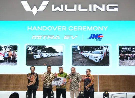 Wuling Motors menyerahkan 10 unit Mitra EV Blind Van kepada JNE Tangerang di IIMS 2026. (Sumber: Wuling)