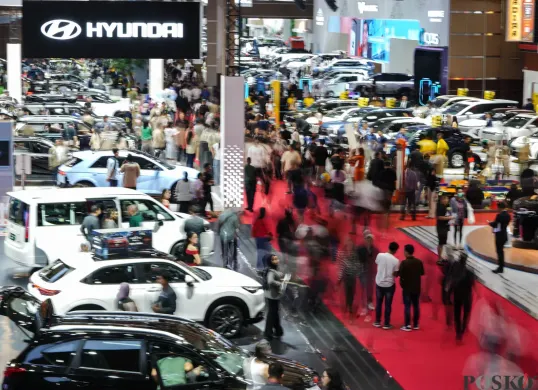 Pengunjung melihat kendaraan yang dipamerkan pada Indonesia International Motor Show (IIMS) 2026 di JIExpo, Kemayoran, Jakarta, Minggu, 8 Februari 2026. (Sumber: Poskota/Bilal Nugraha Ginanjar)