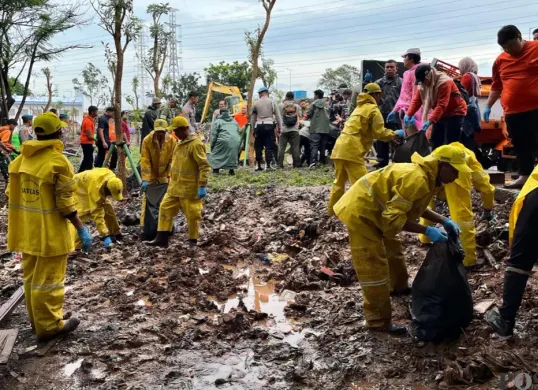 Aksi bersih-bersih Waduk Cincin, Jakarta Utara, Minggu, 8 Februari 2026. (Sumber: Poskota/M. Tegar Jihad)