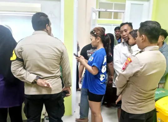 Suasana Puskesmas Tanara tempat bayi perempuan yang ditemukan di semak-semak pinggir jalan dirawat. (Sumber: Polsek Tanara)