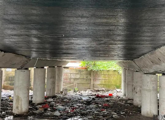 Kondisi plat besi penopang jalan tol di kolong tol Wiyoto Wiyono, Tanjung Priok, Jakarta Utara, Minggu, 8 Februari 2026. (Sumber: Poskota/Pandi Ramedhan)