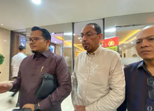 Kuasa hukum Pris Madani dan Taufik Aljufri (kemeja putih) saat ditemui di Bareskrim Polri, Jakarta Selatan, Senin, 9 Februari 2026. (Sumber: Poskota/Ali Mansur)