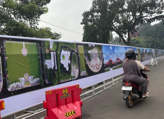 Pagar pembangunan alun-alun Tegar Beriman terpasang di depan komplek perkantoran Pemkab Bogor. (Sumber: Poskota/Giffar Rivana)
