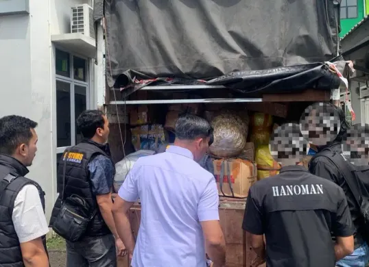 Prajurit TNI AL menggagalkan penyelundupan miras jenis arak Bali tanpa pita cukai di Pelabuhan Bakauheni, Lampung Selatan, Senin, 9 Februari 2026. (Sumber: Dok. TNI AL)