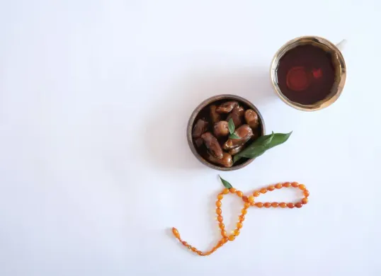 Ilustrasi Kurma dan Tasbih di bulan Puasa Ramadhan (Sumber: Pexels)
