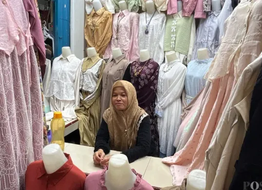 Erni, salah satu pedagang pakaian di Pasar Cipulir, Kebayoran Lama, Jakarta Selatan, Selasa, 10 Februari 2026. (Sumber: Poskota/Pandi Ramedhan)