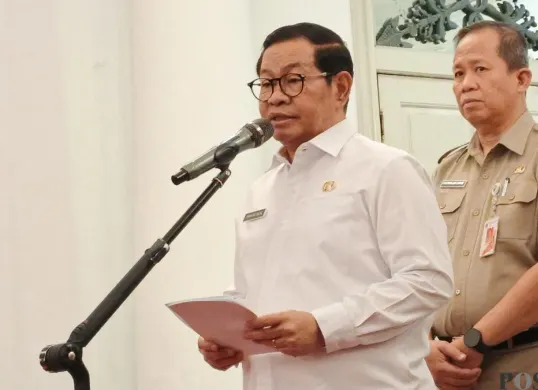 Gubernur Jakarta, Pramono Anung menyampaikan pernyataan kepada awak media. (Sumber: Poskota/M. Tegar Jihad)